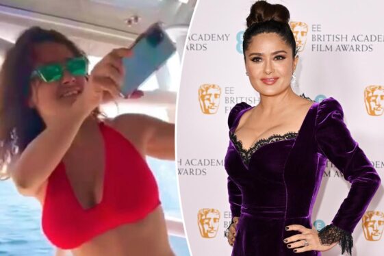 Salma Hayek Luce Bikini Rojo En Barco Por Su Cumplea Os Video