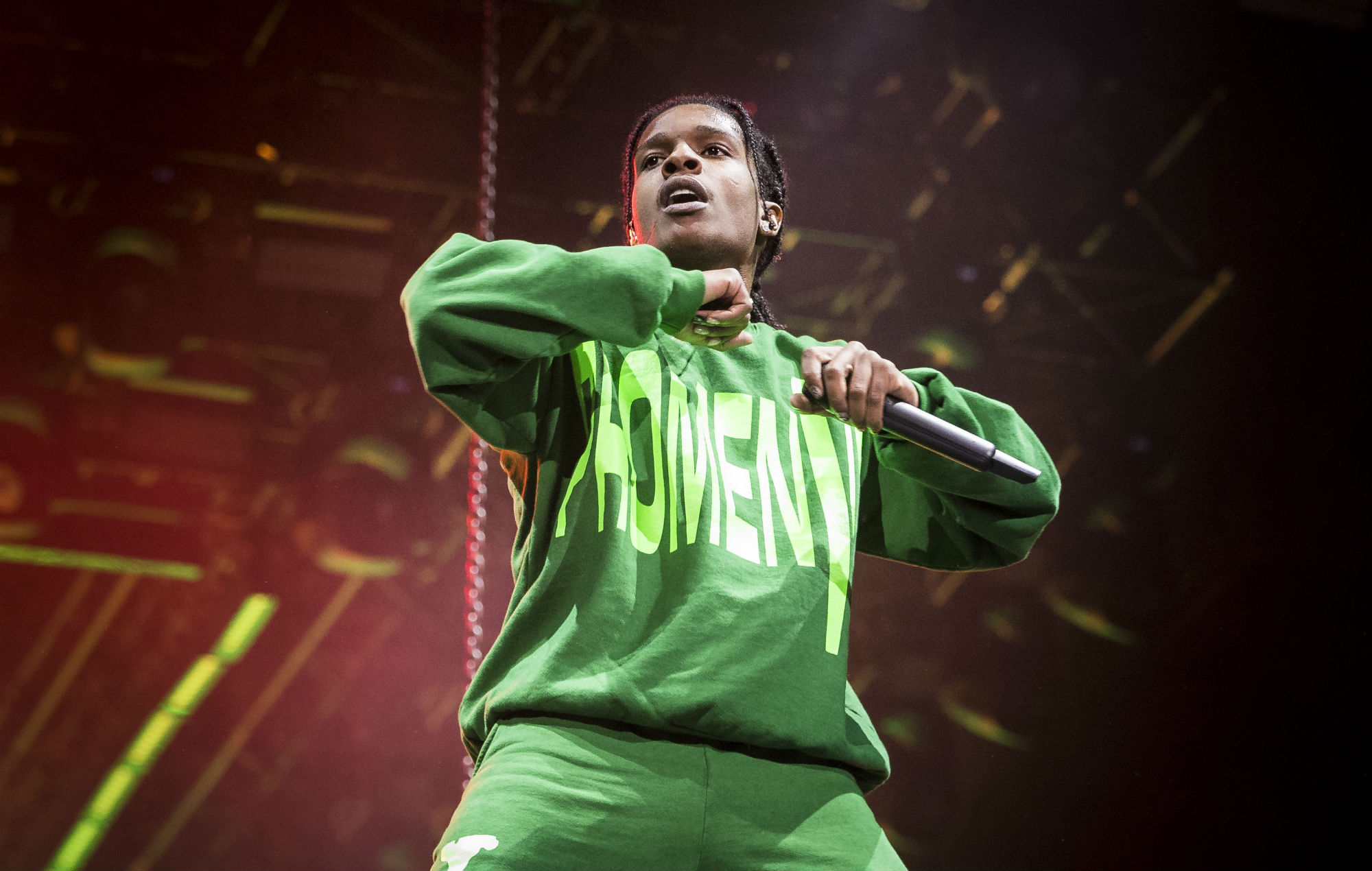 A $ AP Rocky presenta nueva música en un anuncio de marca de ropa