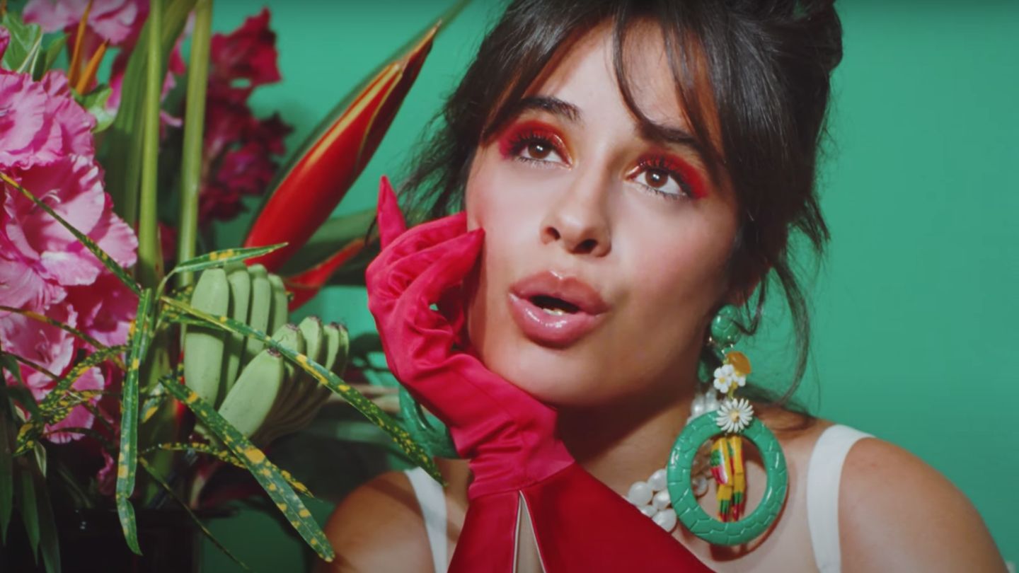 Camila Cabello lanza una fiesta familiar en el video de 'Don't Go Yet'