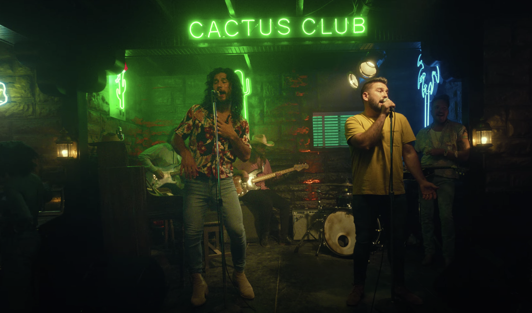 Dan + Shay se dirigen al Dive Bar en el video musical 'Lying'