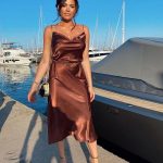 Wow: Jess Wright lució sensacional como siempre cuando compartió una impresionante foto de sí misma con un vestido midi de satén marrón durante su viaje a España el miércoles.