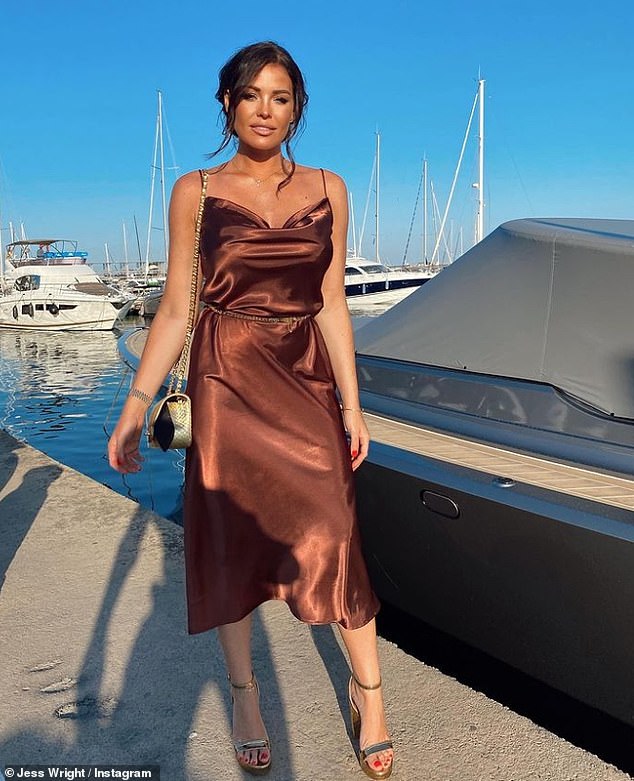 Wow: Jess Wright lució sensacional como siempre cuando compartió una impresionante foto de sí misma con un vestido midi de satén marrón durante su viaje a España el miércoles.