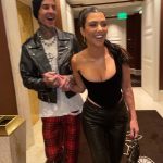 Valiente: Kourtney Kardashian se burló de los fanáticos en Instagram el jueves y sugirió que su novio Travis Barker le cortó el cabello (en la foto con Travis en Las Vegas)