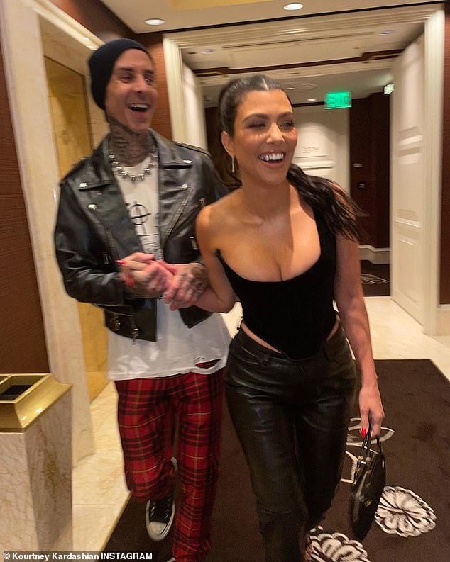 Valiente: Kourtney Kardashian se burló de los fanáticos en Instagram el jueves y sugirió que su novio Travis Barker le cortó el cabello (en la foto con Travis en Las Vegas)