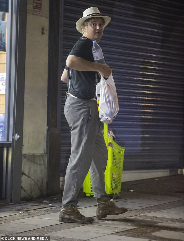 Se ve bien: Pete Doherty, de 44 años, mostró su cuerpo delgado el domingo cuando se abasteció de bocadillos en un quiosco después de su concierto en Camden.