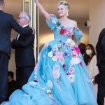 Impresionante: Sharon Stone llamó la atención con un vestido azul adornado con flores multicolores en el deslumbrante estreno de The Story of My Wife el miércoles.