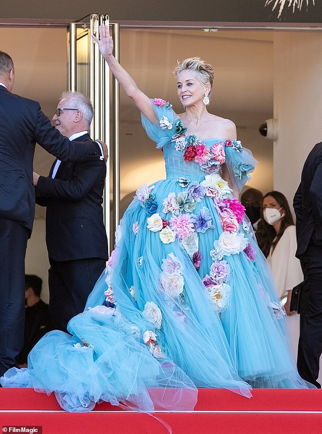 Impresionante: Sharon Stone llamó la atención con un vestido azul adornado con flores multicolores en el deslumbrante estreno de The Story of My Wife el miércoles.