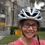 ¡Nunca tan viejo!  Antonia Kidman, de 51 años, reveló que cruzó en bicicleta el puente del puerto de Sydney por primera vez el domingo.