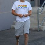 Legging it: Bradley Cooper fue visto con un aspecto casual de California cuando salió a la soleada Santa Mónica este martes.