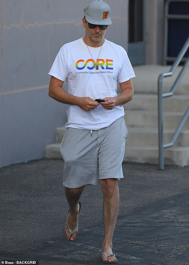 Legging it: Bradley Cooper fue visto con un aspecto casual de California cuando salió a la soleada Santa Mónica este martes.