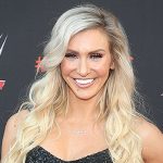 Charlotte Flair de WWE habla sobre el combate SummerSlam de John Cena y Roman Reigns - Hollywood Life
