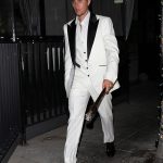 ¡Se limpia bien!  Justin Bieber lució un look inusualmente elegante con un esmoquin cuando llegó a cenar al popular Crustacean Beverly Hills el martes por la noche.