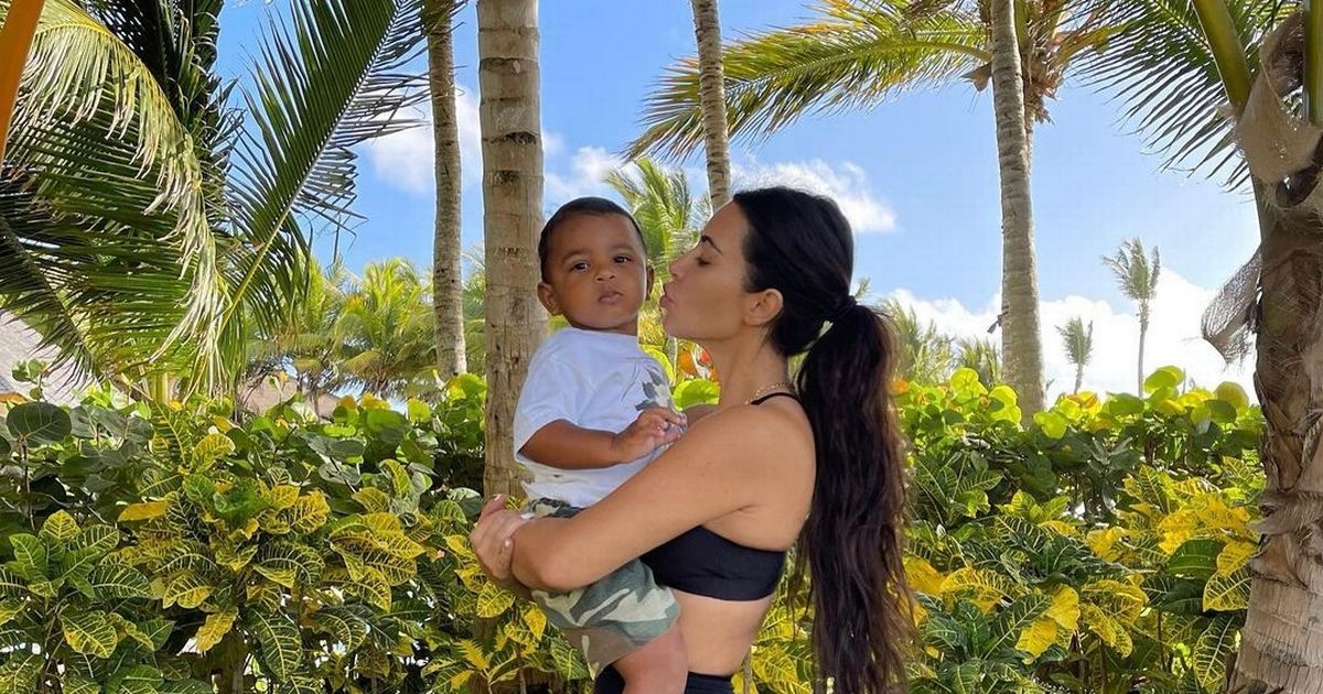 Kim Kardashian genera rumores de que le quitaron el relleno del trasero mientras luce un trasero más pequeño