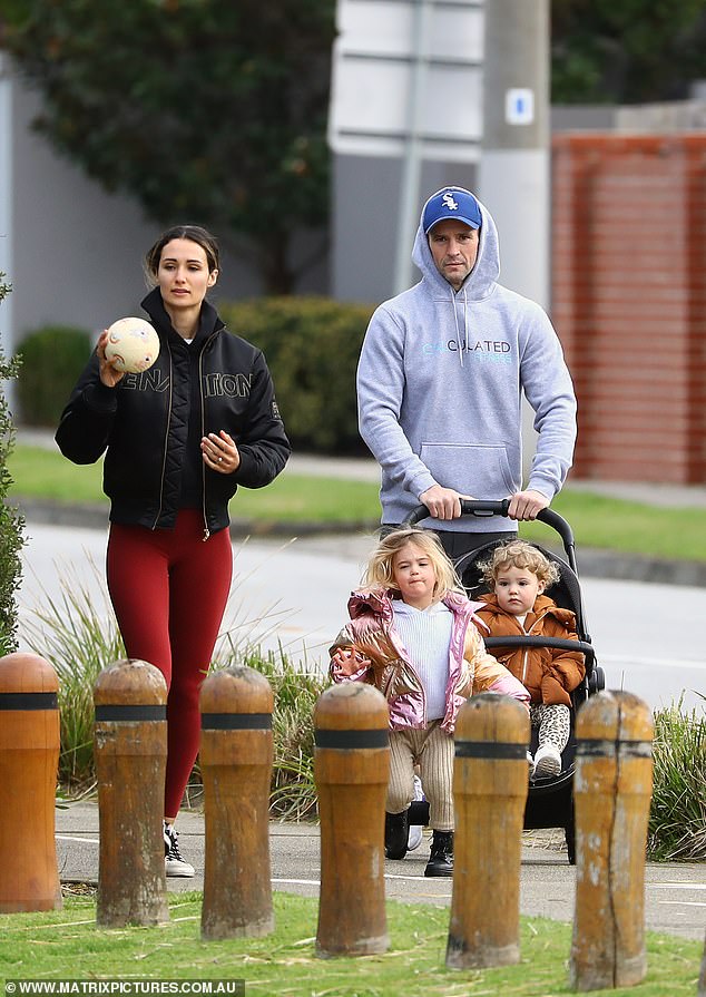 ¿Disfrutando del aire libre?  Kris Smith y su prometida Sarah Boulazeris (en la foto) se quitaron la máscara mientras pasaban tiempo con sus dos hijos en el parque de Melbourne el miércoles.