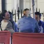 Amar la vida: Michelle Keegan se derrumbó en risas cuando se reunió con su esposo Mark Wright y sus amigos para tomar una copa al aire libre en Brindisa en Londres el jueves.