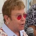 Sir Elton John deleita a los turistas con una actuación improvisada de la pista de Dua Lipa