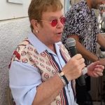 Actuación improvisada: Sir Elton John, de 74 años, no pudo resistirse a dar a sus fans franceses una muestra de su nueva canción Cold Heart - PNAU Remix el sábado en el restaurante La Guérite de Cannes.