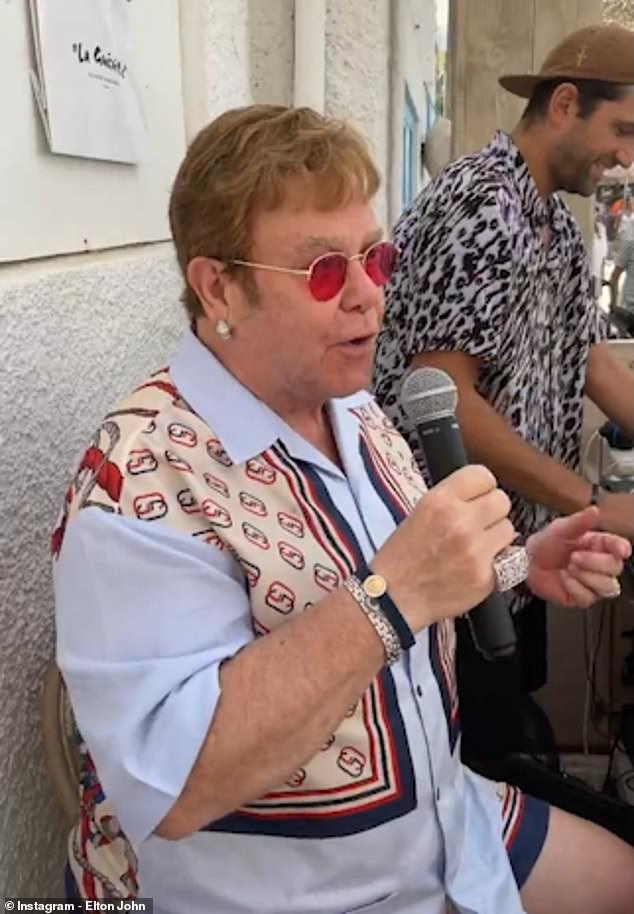 Actuación improvisada: Sir Elton John, de 74 años, no pudo resistirse a dar a sus fans franceses una muestra de su nueva canción Cold Heart - PNAU Remix el sábado en el restaurante La Guérite de Cannes.