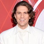 Aaron Tveit se emociona después de ganar el premio al mejor actor