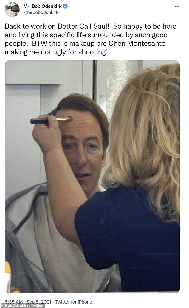 De vuelta y feliz: Bob Odenkirk les hizo saber a sus seguidores de las redes sociales que ha vuelto a trabajar en Better Call Saul.  El actor, de 58 años, compartió una imagen de la sala de maquillaje mientras se preparaba para filmar una escena de su exitosa serie de televisión el miércoles.