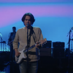 John Mayer presenta el sencillo íntimo 'Wild Blue' en 'Colbert'