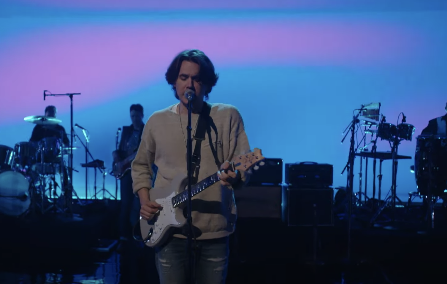 John Mayer presenta el sencillo íntimo 'Wild Blue' en 'Colbert'