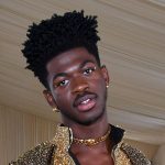 La portada de 'Jolene' de Lil Nas X está envuelta en flores y mariposas