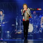 ¡Rodando de nuevo!  Los Rolling Stones reanudaron su gira No Filter por estadios en los Estados Unidos en The Dome en el America's Center en St. Louis con el nuevo baterista Steve Jordan;  el nuevo hombre que mantiene el ritmo de fondo está en la foto con Ron Wood, Mick Jagger y Keith Richards