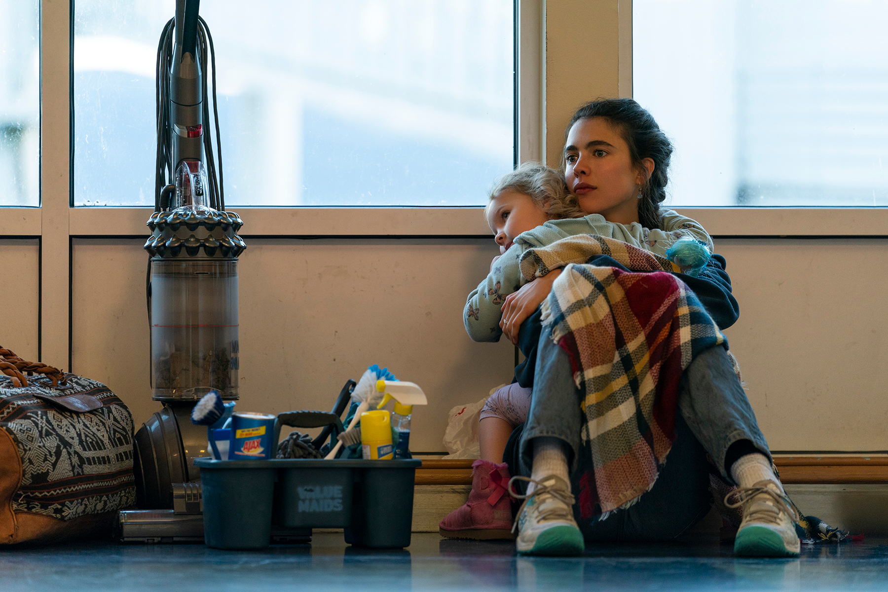 MAID (L to R) RYLEA NEVAEH WHITTET as MADDY and MARGARET QUALLEY as ALEX in episode 102 of MAID Cr. RICARDO HUBBS/NETFLIX © 2021