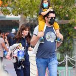 Día mágico: es el lugar más feliz de la Tierra.  Y el sábado, Zooey Deschanel disfrutó de un día lleno de diversión en Disneyland con su novio Jonathan Scott y sus hijos Charlie, de cuatro, y Elsie, de seis;  visto el sábado en Disneyland en Anaheim