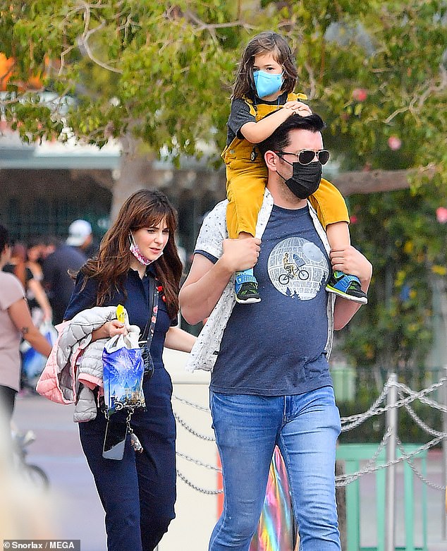 Día mágico: es el lugar más feliz de la Tierra.  Y el sábado, Zooey Deschanel disfrutó de un día lleno de diversión en Disneyland con su novio Jonathan Scott y sus hijos Charlie, de cuatro, y Elsie, de seis;  visto el sábado en Disneyland en Anaheim