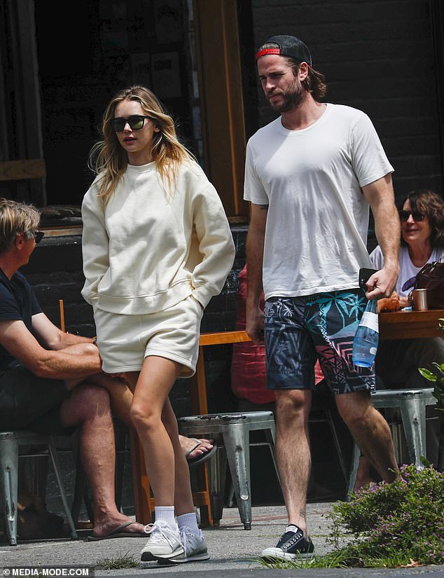 United: Parece que el encierro de Covid ha hecho maravillas en la relación de Liam Hemsworth y Gabriella Brooks, ya que se veían encantados mientras tomaban un brunch en Byron Bay el lunes.