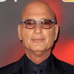 El juez de America's Got Talent, Howie Mandel, se apresuró a ir al hospital después de colapsar en Starbucks