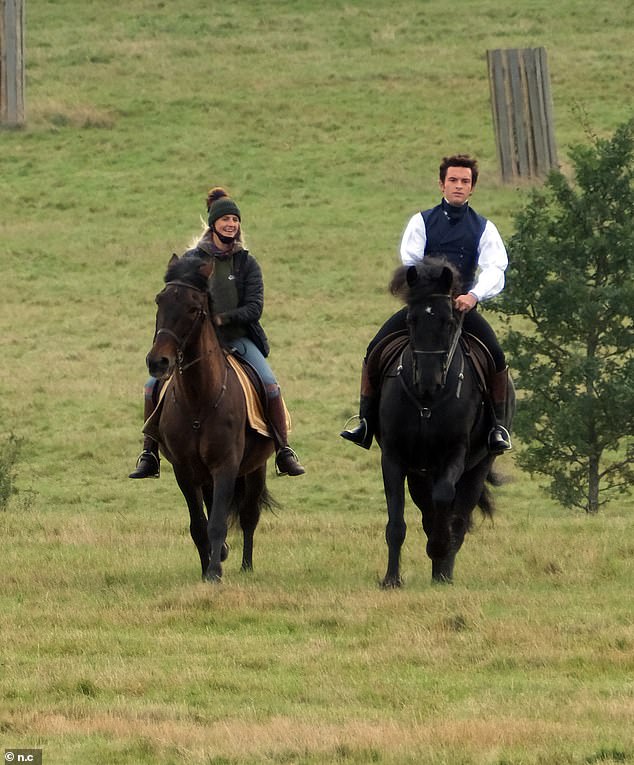 Próximamente: Jonathan Bailey lució una figura elegante el martes mientras continuaba el rodaje de la segunda temporada de Bridgerton en Windsor.