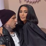 Kim Kardashian se burla de la hermana Kourtney y BF Travis Barker en el boceto de 'People's Kourt' en 'SNL'