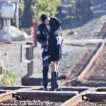 El día después: Kourtney Kardashian y Travis Barker fueron vistos besándose en las vías del tren en Montecito, California, el día después de que se comprometieron.