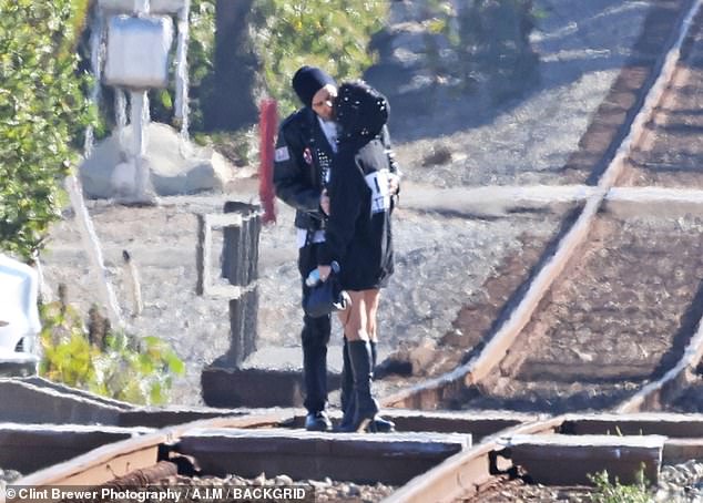 El día después: Kourtney Kardashian y Travis Barker fueron vistos besándose en las vías del tren en Montecito, California, el día después de que se comprometieron.