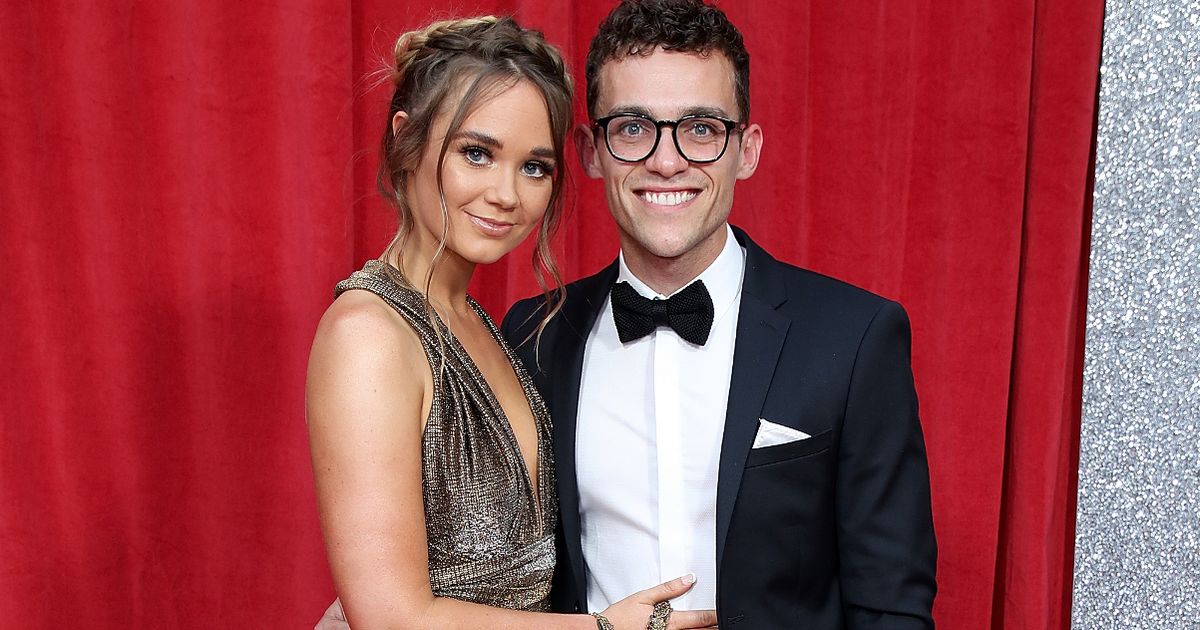 La pareja de Hollyoaks, Daisy Wood-Davis y Luke Jerdy, dan la bienvenida a su primer hijo