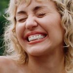 Miley Cyrus revela ansiedad por el desempeño mientras se pone en topless para una nueva sesión atrevida