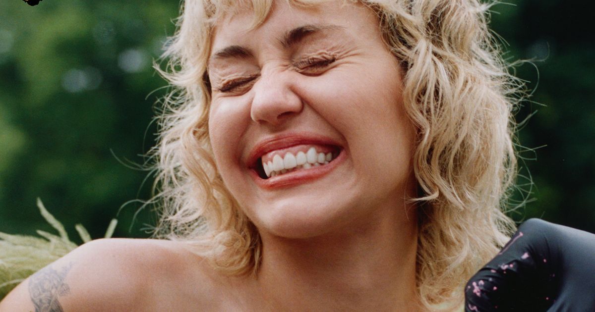 Miley Cyrus revela ansiedad por el desempeño mientras se pone en topless para una nueva sesión atrevida