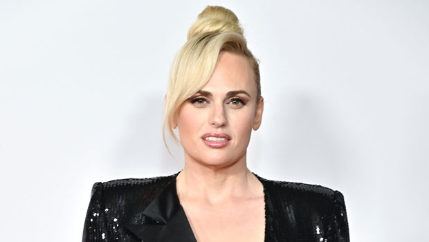 Rebel Wilson aturde en traje de baño rosa de una pieza en la playa: 'Let's Get Physical'