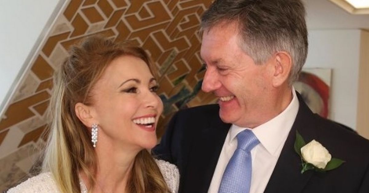 Simon McCoy se casa con Emma Samms en secreto mientras la pareja comparte la primera foto del gran día