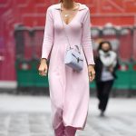 Wow: Vogue Williams, de 35 años, hizo otra llegada elegante a Heart FM el domingo, paseando por Londres con un vestido rosa pálido y botas de color caramelo.