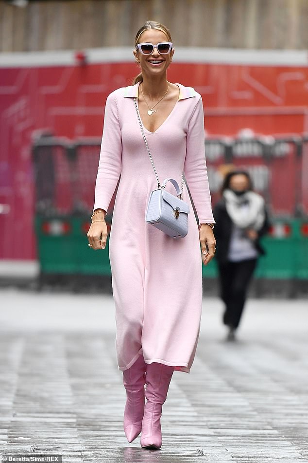 Wow: Vogue Williams, de 35 años, hizo otra llegada elegante a Heart FM el domingo, paseando por Londres con un vestido rosa pálido y botas de color caramelo.