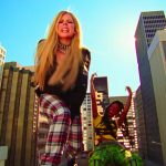 Willow y Avril Lavigne se elevan sobre la ciudad en el nuevo video 'Grow'