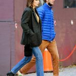 Yendo fuerte: Andrew Garfield, de 38 años, disfrutó de otra rara salida pública con su novia de dos años, Christine Gabel, de 27, mientras disfrutaban de un paseo por la ciudad de Nueva York.