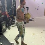 Artista: David Beckham ha enloquecido a sus fanáticos al usar su Instagram para compartir un video sin camisa de él mismo creando una obra de arte de temática navideña con una pelota de fútbol.