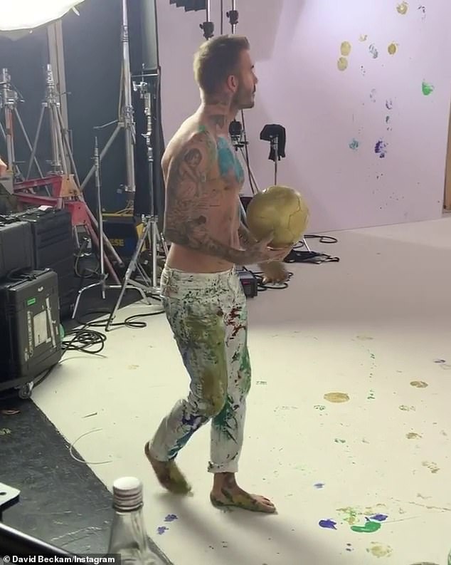 Artista: David Beckham ha enloquecido a sus fanáticos al usar su Instagram para compartir un video sin camisa de él mismo creando una obra de arte de temática navideña con una pelota de fútbol.