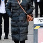 EXCLUSIVO: Katie Price, de 43 años, envuelta en un abrigo acolchado mientras compraba lencería y disfrutaba de una sesión de mimos antes de dirigirse a The Priory, el jueves.