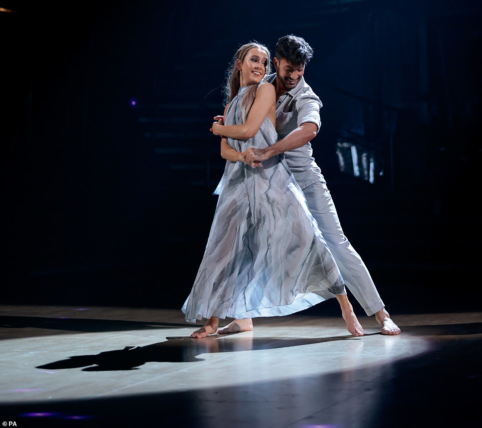 La estrella estrictamente Rose Ayling-Ellis y Giovanni Pernice sorprenden a los fanáticos con un 'momento de silencio' en la rutina